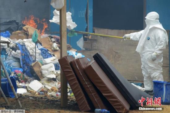 當(dāng)?shù)貢r間2014年9月3日，利比里亞蒙羅維亞，約翰·菲茨杰拉德·肯尼迪醫(yī)院的醫(yī)護人員和病人。9月1日