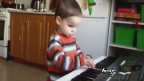 歐洲3歲盲童無師自通會(huì)彈鋼琴被譽(yù)“小莫扎特” 歐洲3歲盲童無師自通會(huì)彈鋼琴被譽(yù)“小莫扎特”