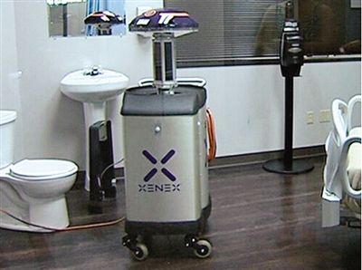 可通過發(fā)射紫外線對房間消毒的機器人。