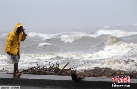 　當地時間12月8日，臺風“黑格比”橫穿菲律賓，掀起狂風巨浪，沿海城市的居民已轉移至安全地帶。