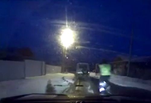警車追逐中仍未追上可疑汽車，此時令人震驚的一幕出現(xiàn)，一名警察從警車中跳出來，向可疑車輛跑去。
