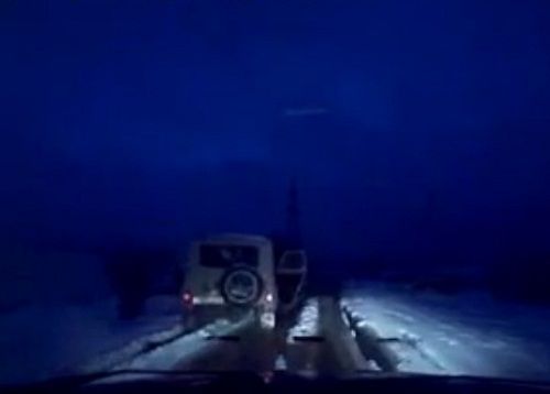 　　警察成功打開可疑汽車的車門并登上汽車，司機(jī)見狀立即停車及棄車逃走，警察則下車?yán)^續(xù)追捕司機(jī)。