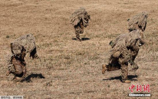 資料圖：當(dāng)?shù)貢r(shí)間2015年1月11日，日本船橋市，日本自衛(wèi)隊(duì)進(jìn)行新年軍演，大約500名軍人和24架飛機(jī)參與了本次演習(xí)。 視頻：日本敲定史上最大規(guī)模國(guó)防預(yù)算費(fèi)來源:央視軍事農(nóng)業(yè)