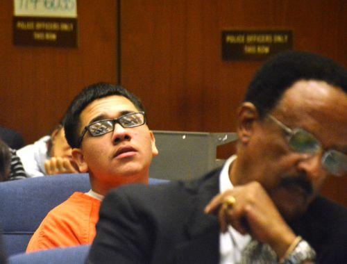 嫌犯奧丘阿（后）與嫌犯卡門的公辯律師漢彌爾頓在初審法庭上。