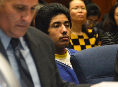 嫌犯卡門（中）在初審法庭上。（僑報(bào)網(wǎng)：圖片由法庭指定攝影師提供）