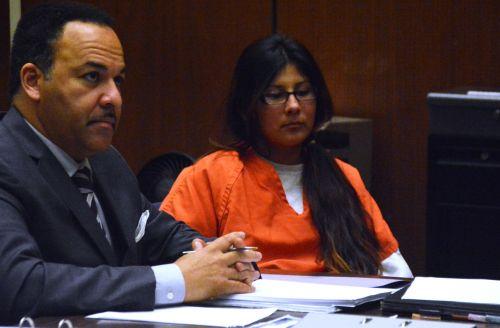 嫌犯卡門（中）在初審法庭上。（僑報(bào)網(wǎng)：圖片由法庭指定攝影師提供）