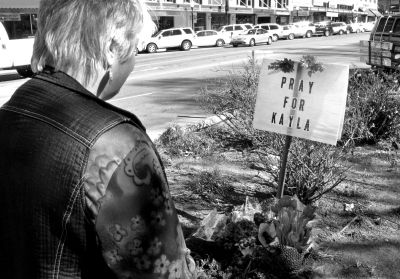 2月10日，美國亞利桑那州，民眾獻(xiàn)花悼念遇難的美國人質(zhì)米勒。圖/東方IC