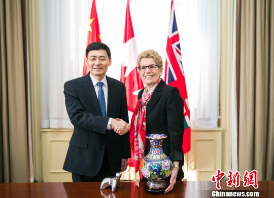 圖示省長韋恩（右）與薛冰總領事首度官式會晤。　安省/攝