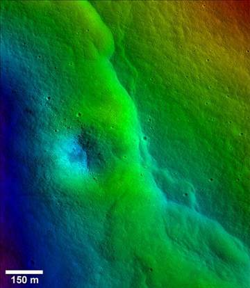 不只月球引力影響地球，科學(xué)家借由月球表面數(shù)千的裂縫推斷，地球引力似乎正對(duì)月球表面造成嚴(yán)重影響