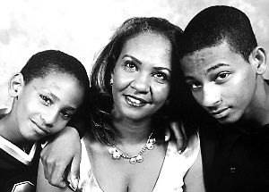 謝赫（右）和弟弟馬哈茂德（左）與母親合影。