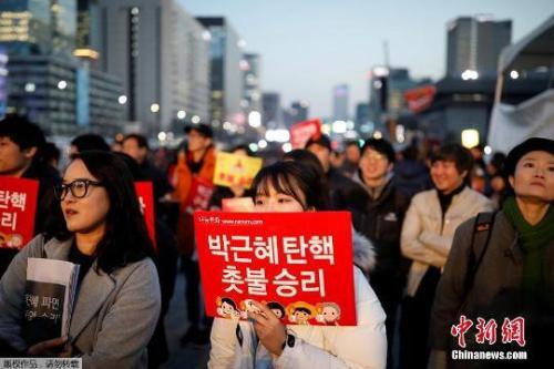 資料圖：當(dāng)?shù)貢r間3月10日上午，韓國憲法法院就總統(tǒng)彈劾案審判，樸槿惠被立即免去總統(tǒng)職務(wù)。當(dāng)晚，韓國民眾走上首爾街頭舉行燭光集會。