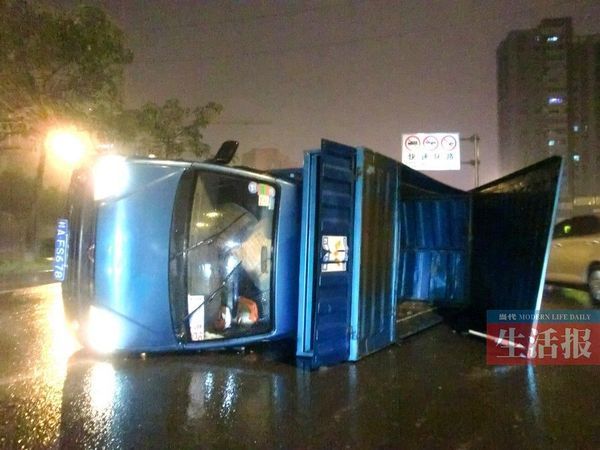 小貨車側(cè)翻現(xiàn)場。