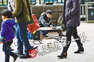 街頭，張啟輝將自己的作品擺放出售。