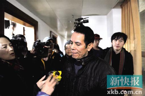 昨日,小華的父親胡國虎接受媒體記者采訪。新快報記者 孫毅/攝