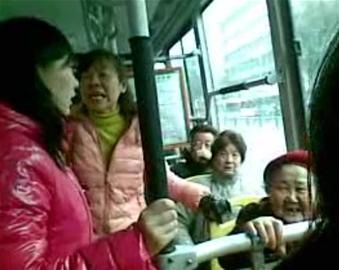 女孩沒給老太讓座被人批。