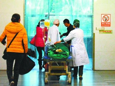 受傷女孩做完手術被送往重癥監(jiān)護室。記者楊濤 攝