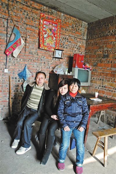 超生女謝先梅(中)、養(yǎng)父謝運才（左）、謝運才的嫂子唐富秀