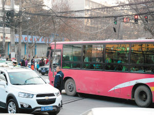 一個(gè)多小時(shí)，除了短暫的休息，郭師傅一直在車流中舉著木棍 圖片由市民孫先生提供