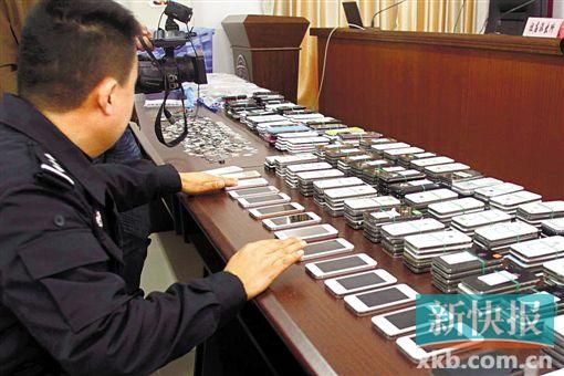 警方繳獲的贓物很多是高檔手機(jī)。新快報記者 陳榮炎/攝