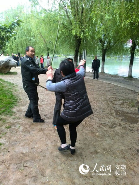 城管隊(duì)員毆打高先生的母親 城管隊(duì)員毆打高先生的母親