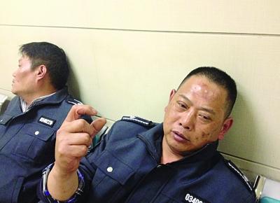 被打傷的城管隊員。陳郁攝