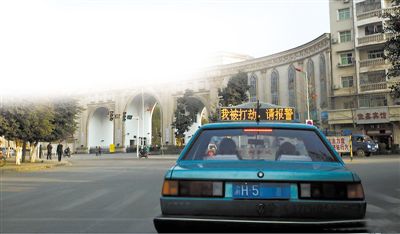 前天傍晚，石柱縣城內(nèi)，譚師傅開著“我被打劫，請報警”的出租車載客，市民看到后紛紛報警。網(wǎng)絡截圖