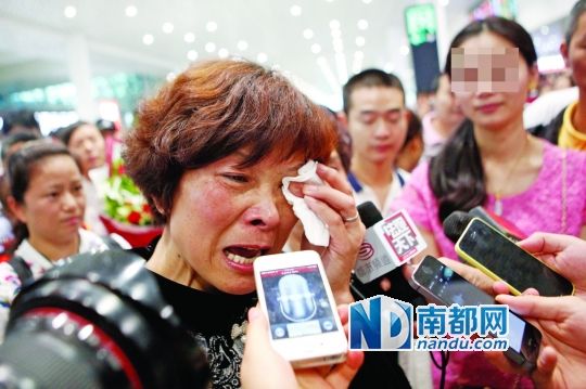 昨日，被拐25年的翁女士(粉紅色衣服者)與生母在深圳機(jī)場(chǎng)見面。