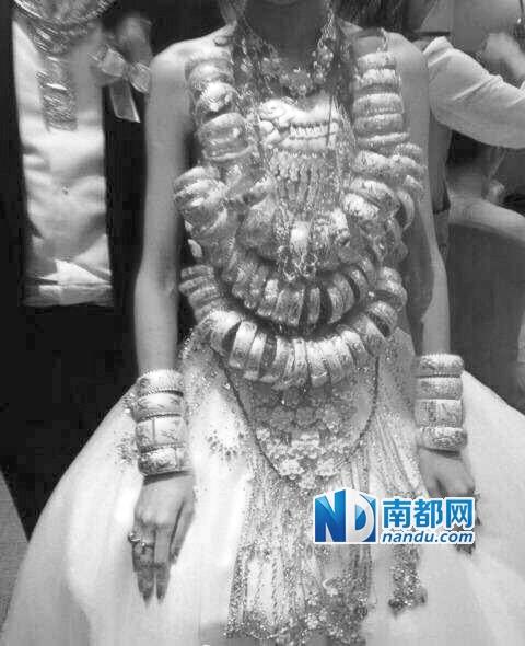 廣東中山又現(xiàn)豪華婚禮 新娘身上掛70個(gè)金手鐲 廣東中山又現(xiàn)豪華婚禮 新娘身上掛70個(gè)金手鐲