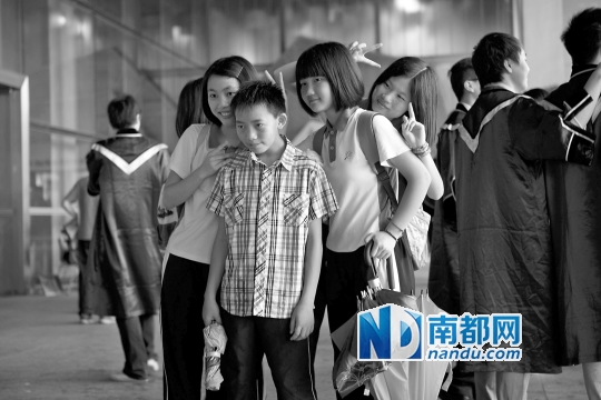 6月22日上午,楊六斤參觀深圳大學(xué)科技樓,雖然來到康橋書院才兩星期,但他卻已經(jīng)融入了同學(xué)們的生活中。</p><p>　　