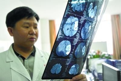 博士熬夜看球生幻覺跳下2樓 隨后上樓將自己反鎖 博士熬夜看球生幻覺跳下2樓 隨后上樓將自己反鎖