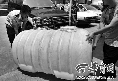 男子偷油入獄女友等其結(jié)婚 孩子2月大再偷油被抓 男子偷油入獄女友等其結(jié)婚 孩子2月大再偷油被抓