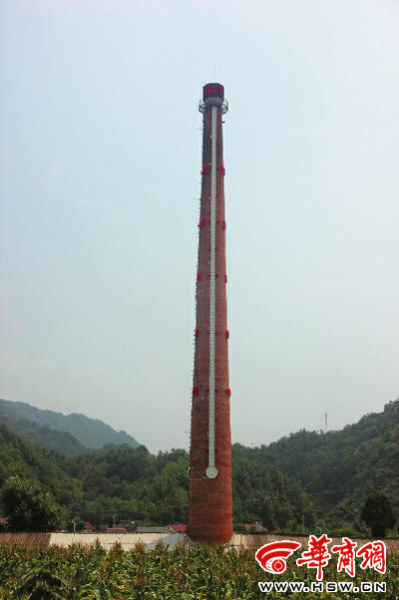 昨日中午，68米高的“溫度計(jì)”最上端，顯示著實(shí)時(shí)溫度