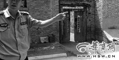 昨日，西安市閻良區(qū)譚家村，警方在孫某家調(diào)查 記者 黃利健 攝