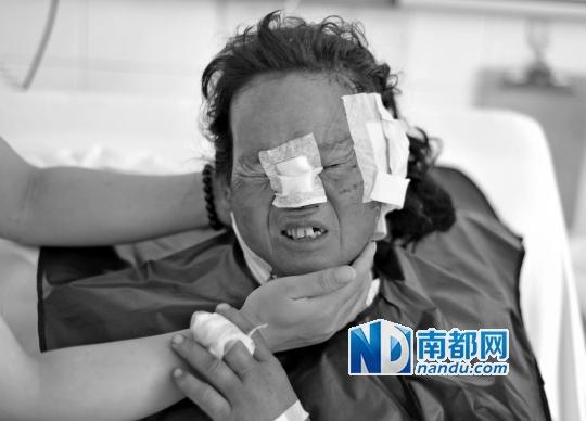受狼群襲擊受傷較重的村民在接受救治。C FP圖片