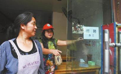 8月14日，市民志愿者體驗(yàn)城管執(zhí)法招呼商家不要亂張貼。