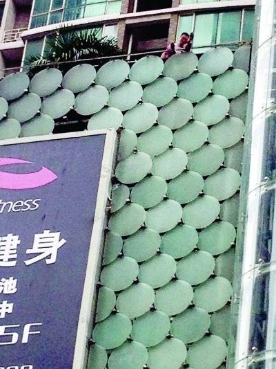 環(huán)亞廣場5樓露臺上，有一男子揚言跳樓。