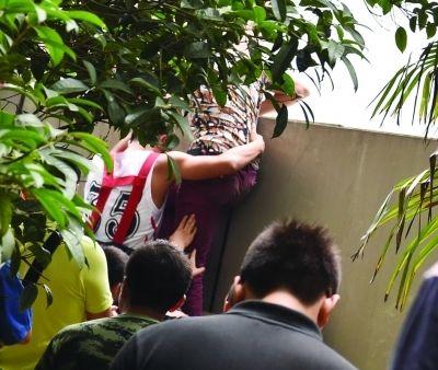 2小時后，該包工頭終于被抱下來了。