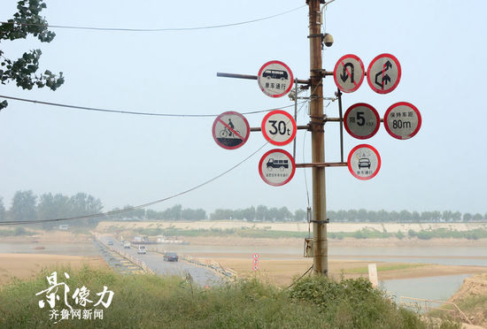 實拍濟(jì)南黃河浮橋邊“霸氣”十足交通指示牌