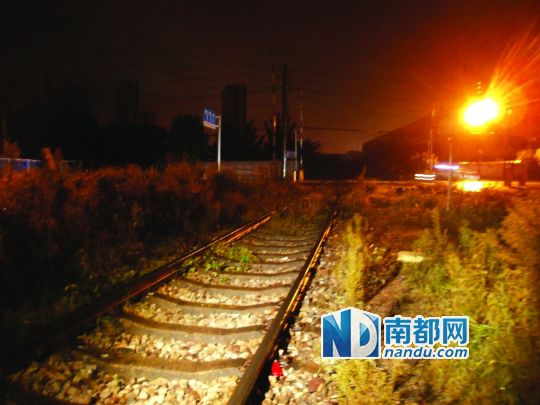 武漢一老人穿越鐵軌被卷入火車下 武漢一老人穿越鐵軌被卷入火車下