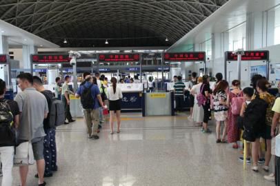 成都市民排隊(duì)準(zhǔn)備出境。