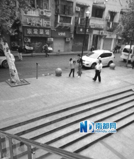 10月18日，武漢一男子抓住環(huán)衛(wèi)工打耳光。