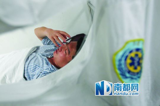 19日，北大深圳醫(yī)院，透過被撕破的工作服，急診科醫(yī)護(hù)人員申洪濤身體多處被醉酒男子抓傷。