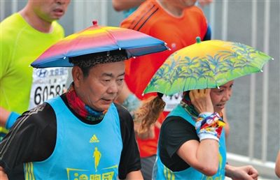 兩名戴著傘帽的參賽者正在參加比賽。