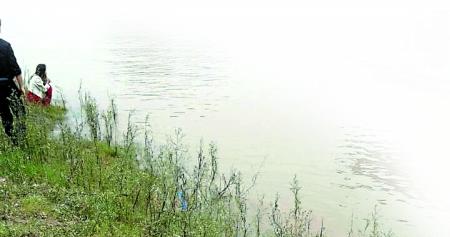 涉事男子和前女友,呆滯地望著滾滾江水。 田女士供圖