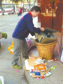 王光偉靠收廢品拾荒為生，每月僅有1000元的微薄收入。