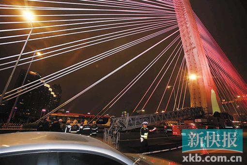 昨日深夜，橋上東側(cè)空出兩條車道用來救援。