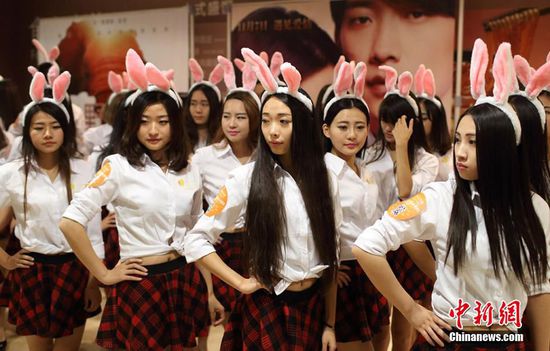 11月11日晚，一百位統(tǒng)一打扮的“兔女郎”現(xiàn)身南京新街口，逛街看電影玩快閃，走到哪里都被圍觀。