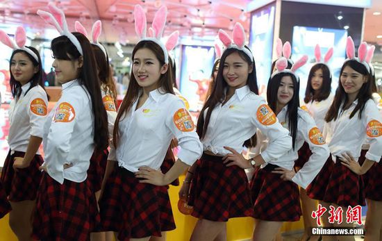 11月11日晚，一百位統(tǒng)一打扮的“兔女郎”現(xiàn)身南京新街口，逛街看電影玩快閃，走到哪里都被圍觀。