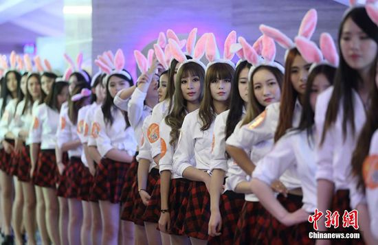 11月11日晚，一百位統(tǒng)一打扮的“兔女郎”現(xiàn)身南京新街口，逛街看電影玩快閃，走到哪里都被圍觀。