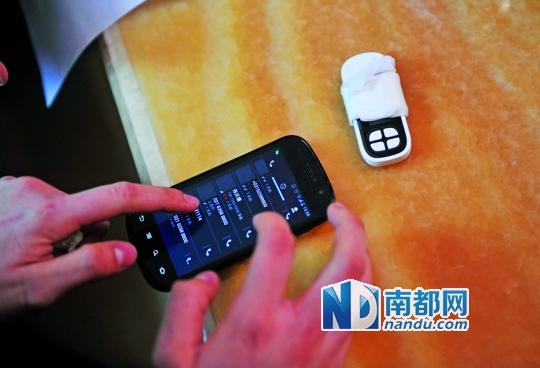 一個號碼為021-62588800的電話自稱上海靜安區(qū)公安分局，騙走了小程148萬。記者 梁煒培 攝